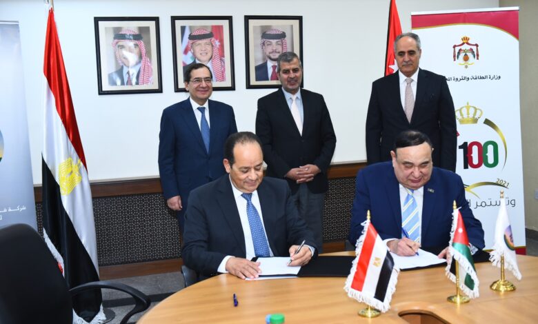 وزير البترول ونظيره الأردنى خلال توقيع اتفاقيتي تعاون وشراكة في قطاع الغاز الطبيعى